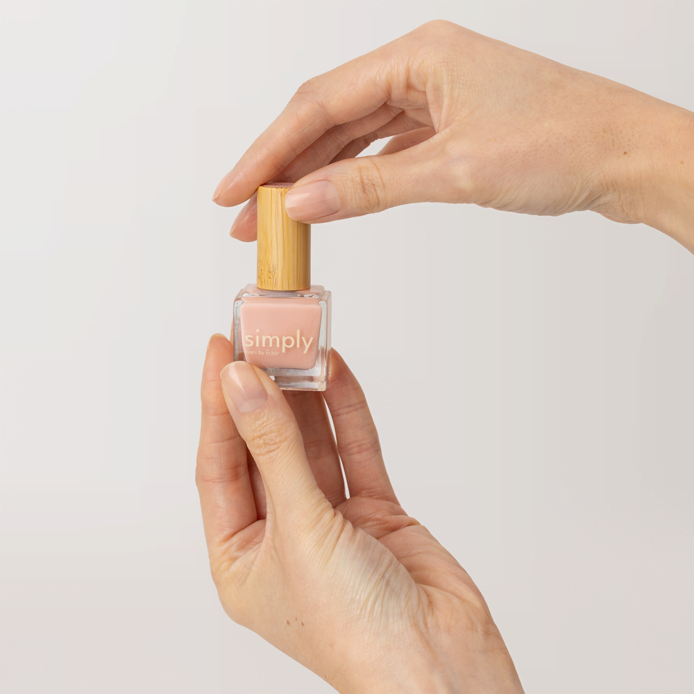 odzywka do paznokci Peachy Pink Eclair Nail - butelka w dłoni